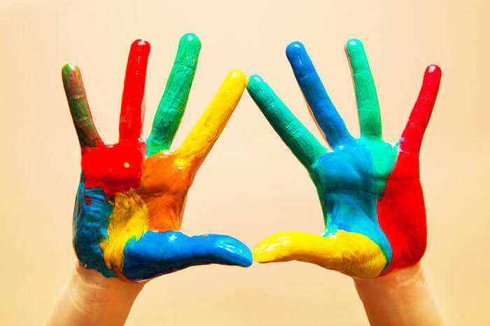 環保顏料彩繪的手