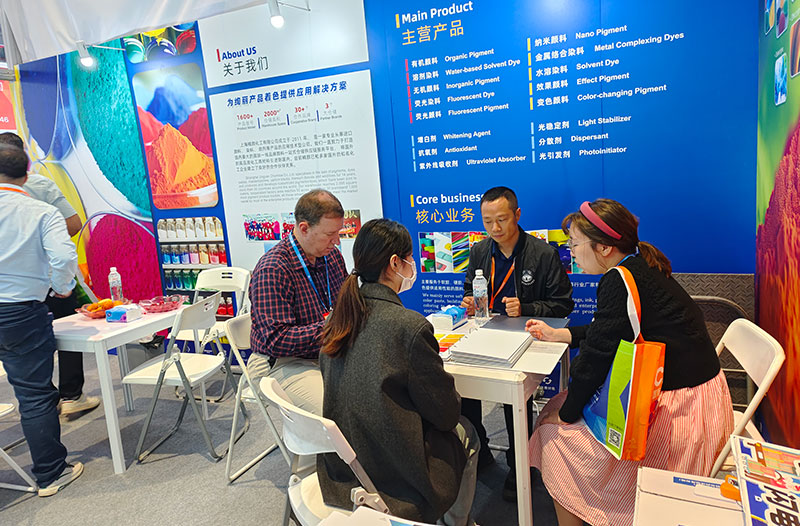 會展現場與客戶交流